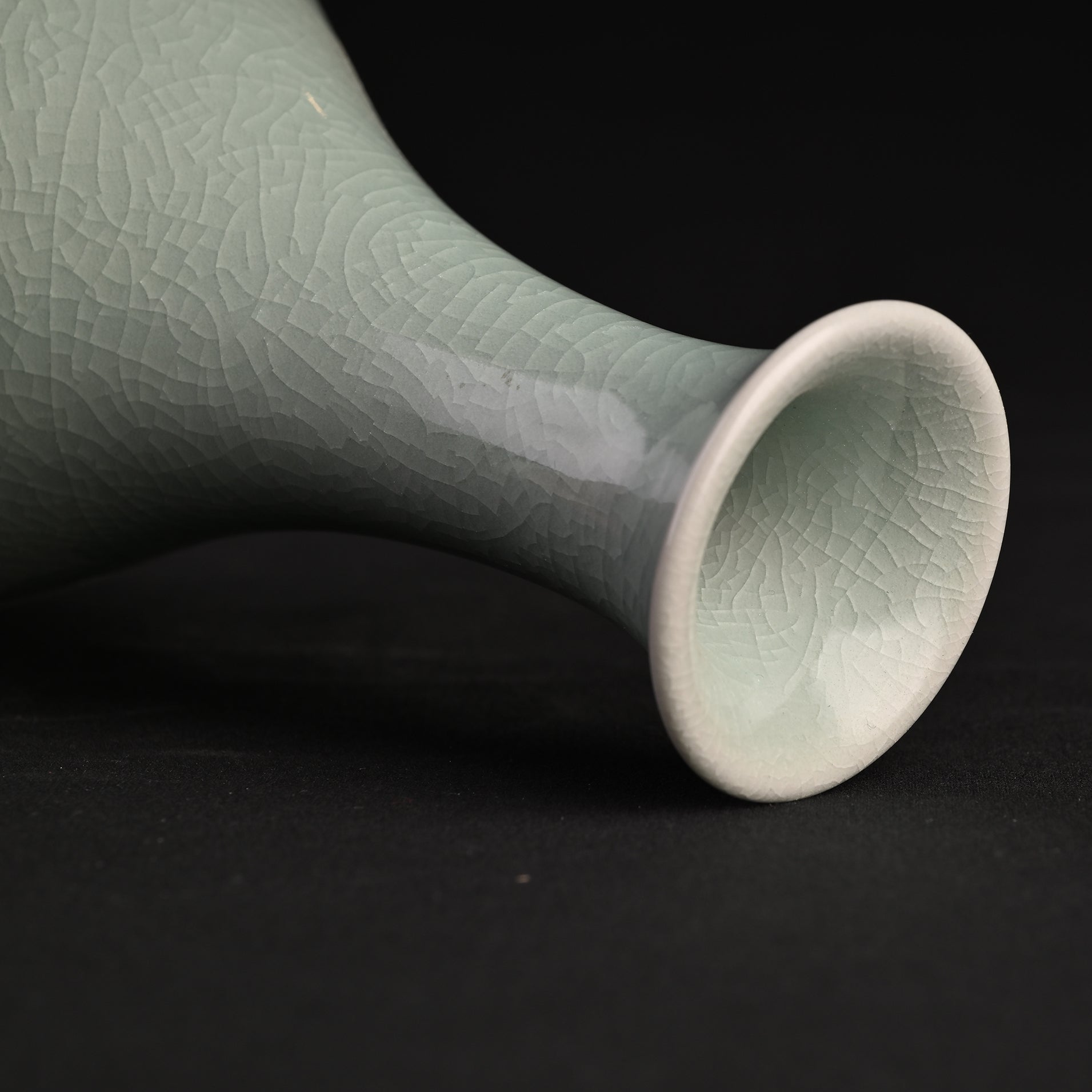Natural Mineral Verdant Green Glaze Large Yuhuchun Ping Vase