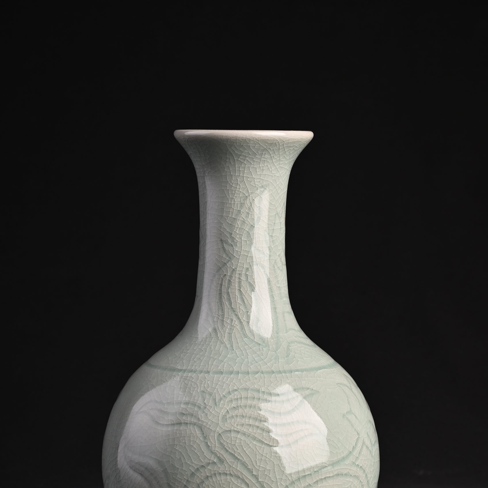 Natural Mineral Verdant Green Glaze Carved Goose-Neck Vase
