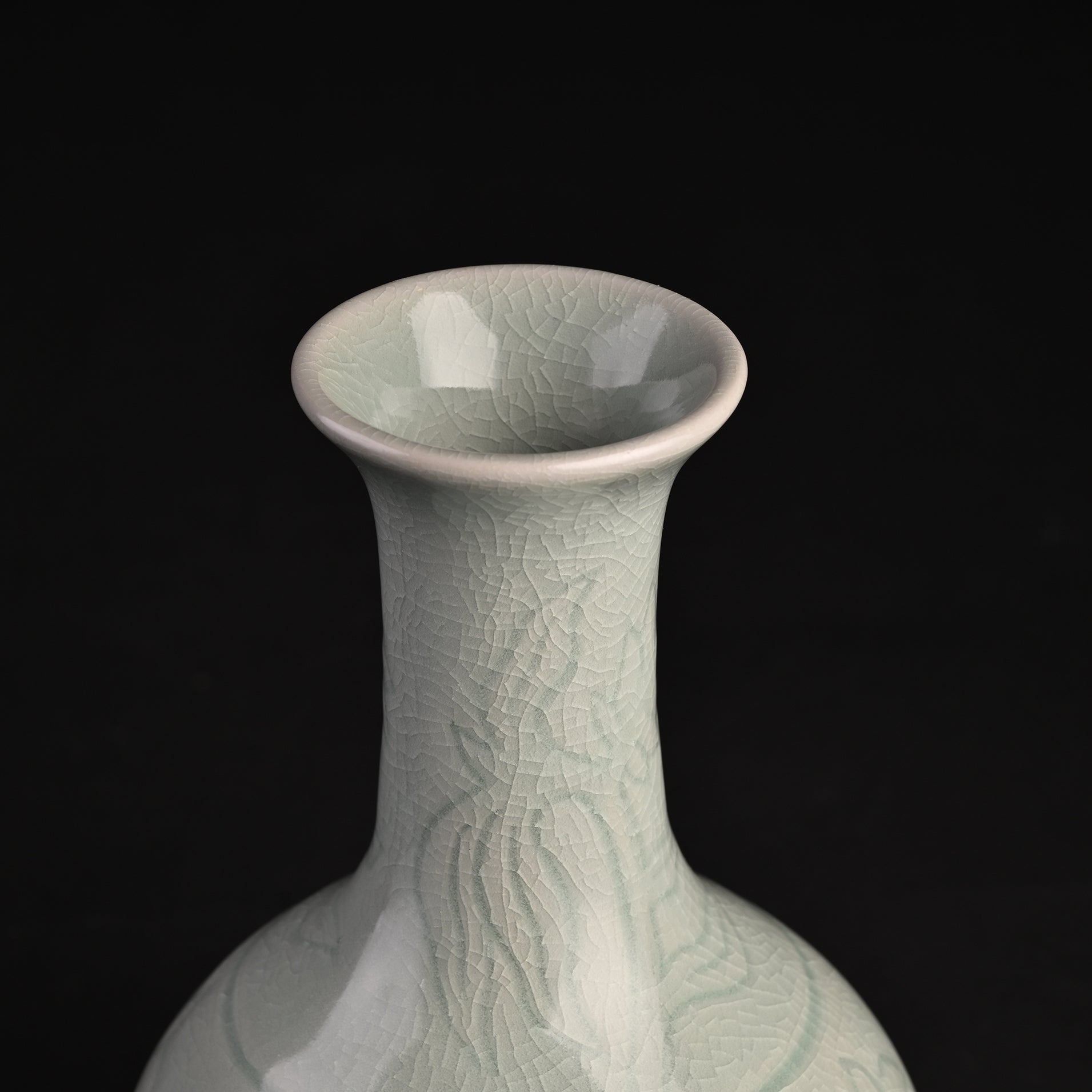 Natural Mineral Verdant Green Glaze Carved Goose-Neck Vase