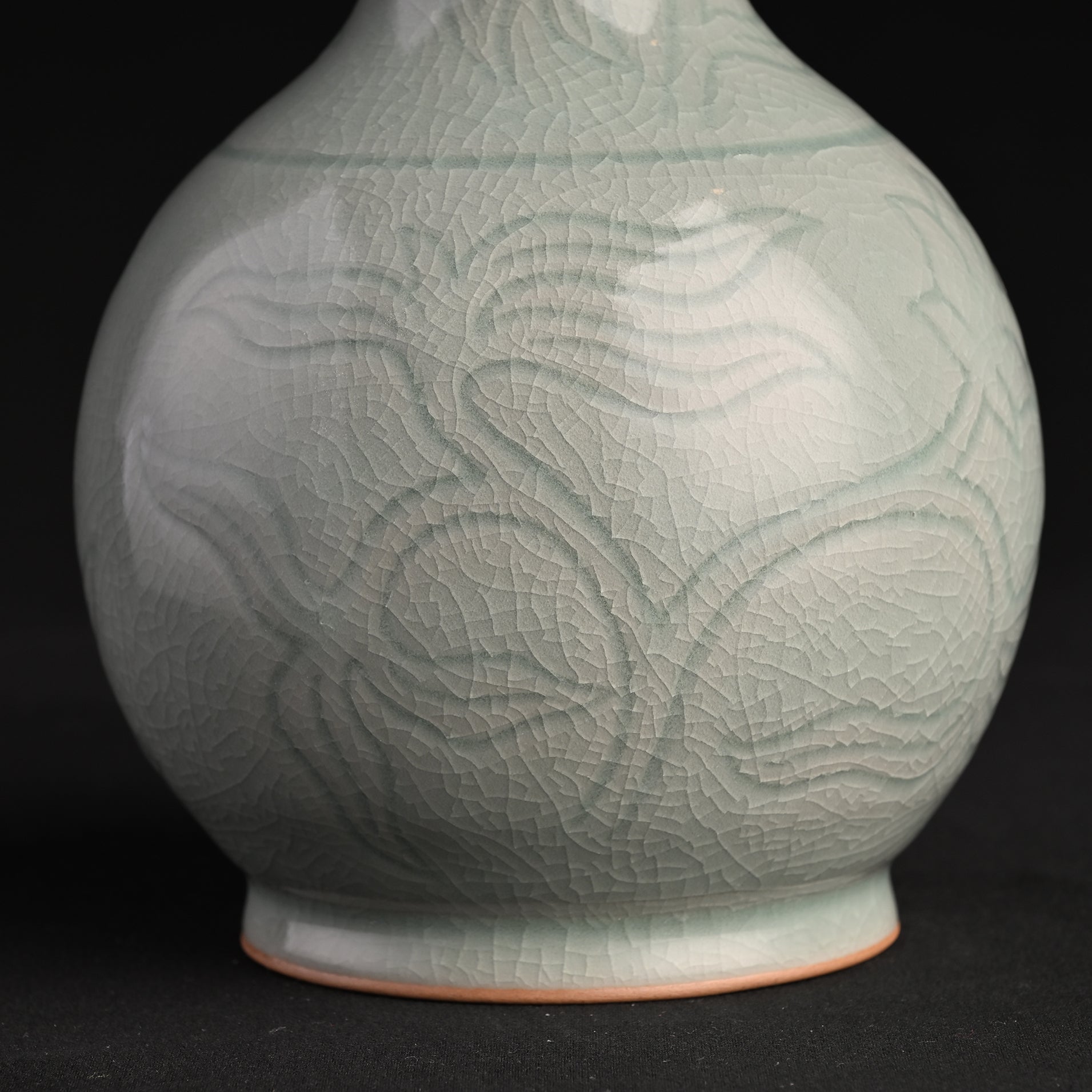 Natural Mineral Verdant Green Glaze Carved Goose-Neck Vase