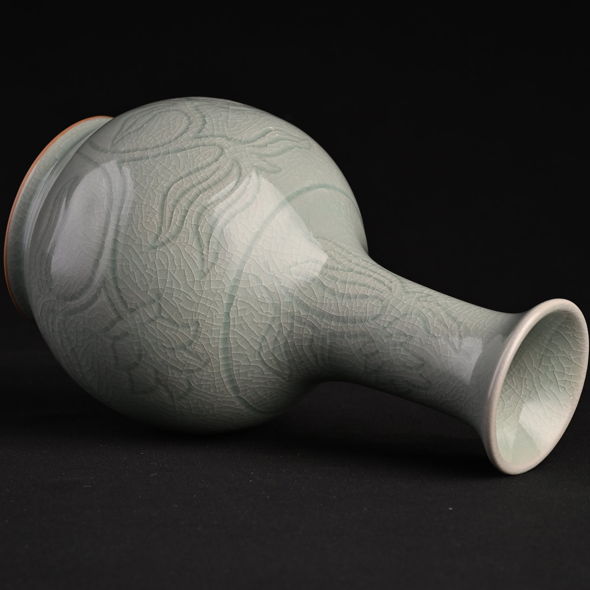 Natural Mineral Verdant Green Glaze Carved Goose-Neck Vase
