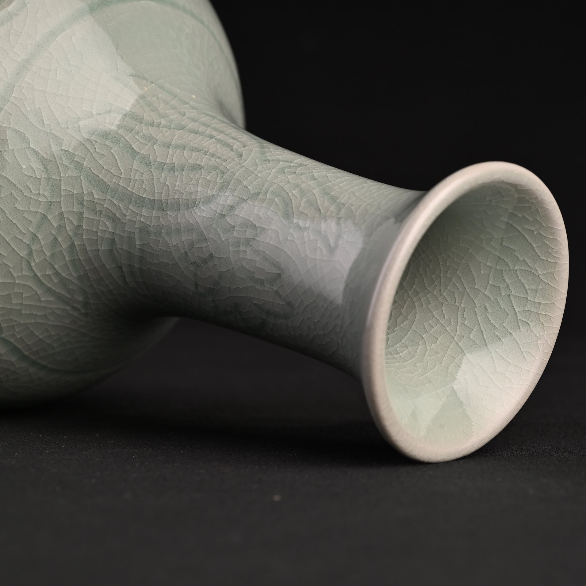 Natural Mineral Verdant Green Glaze Carved Goose-Neck Vase