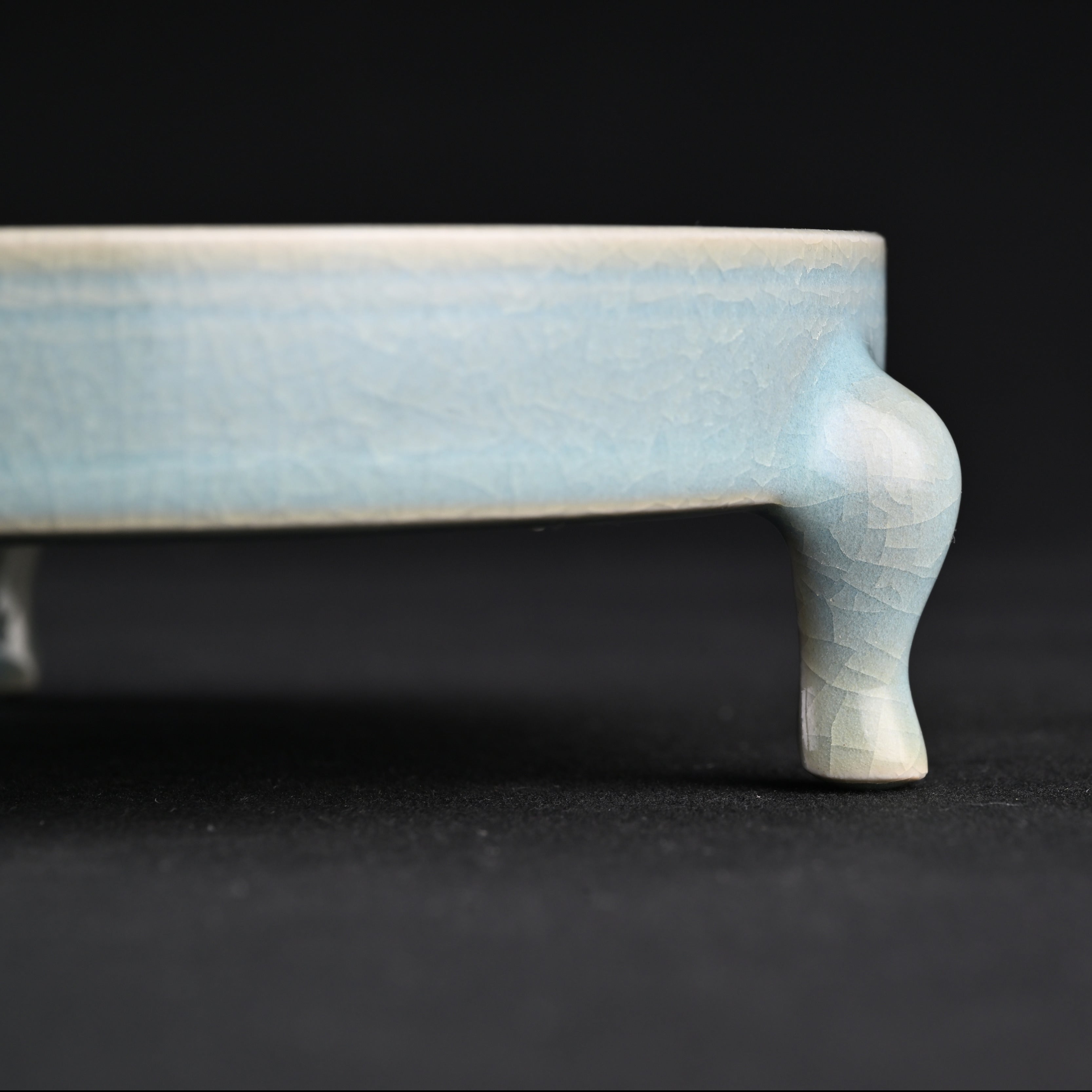 Natural Mineral Sky-Blue Glaze Tripod Basin