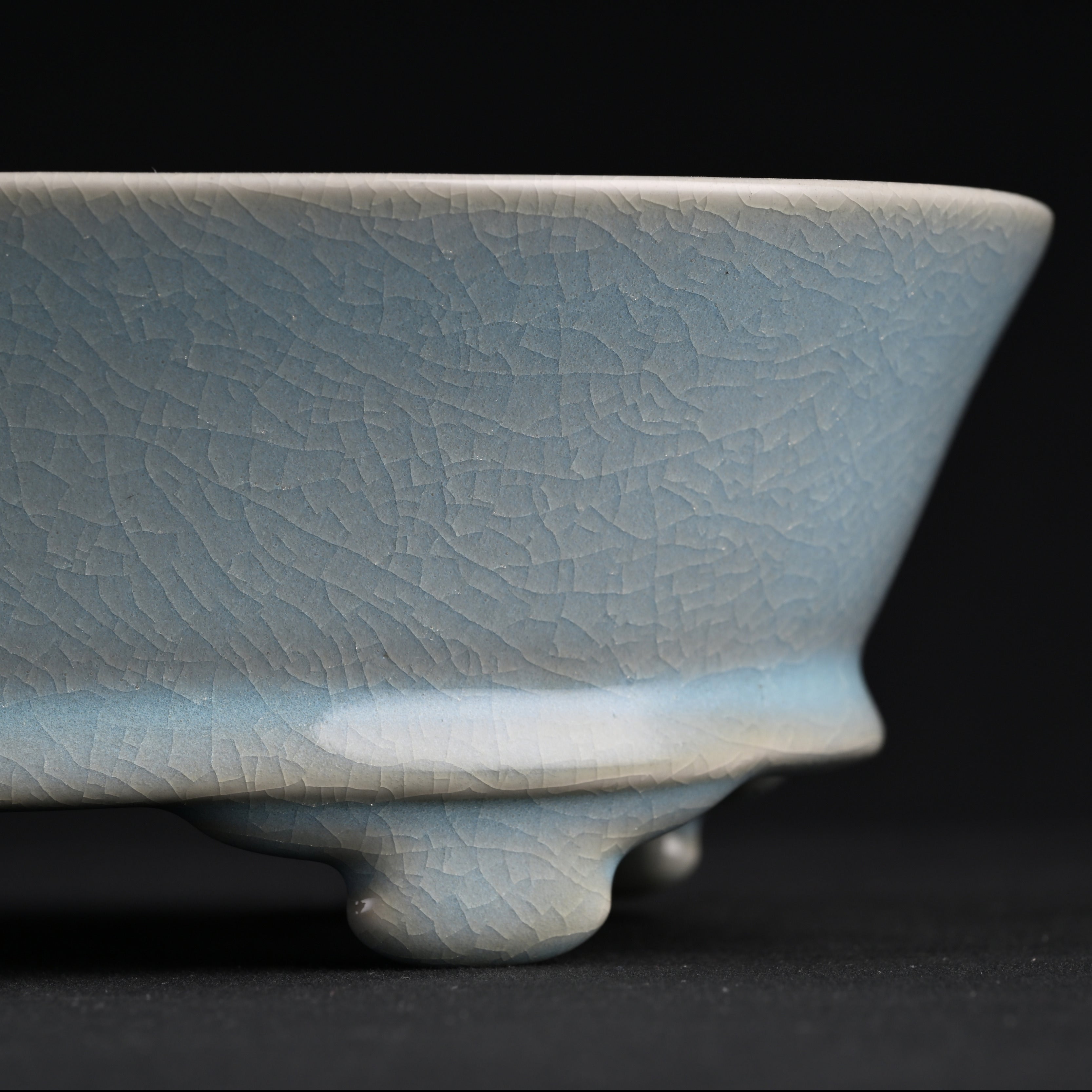 Natural Mineral Sky Blue Glaze Narcissus Plate