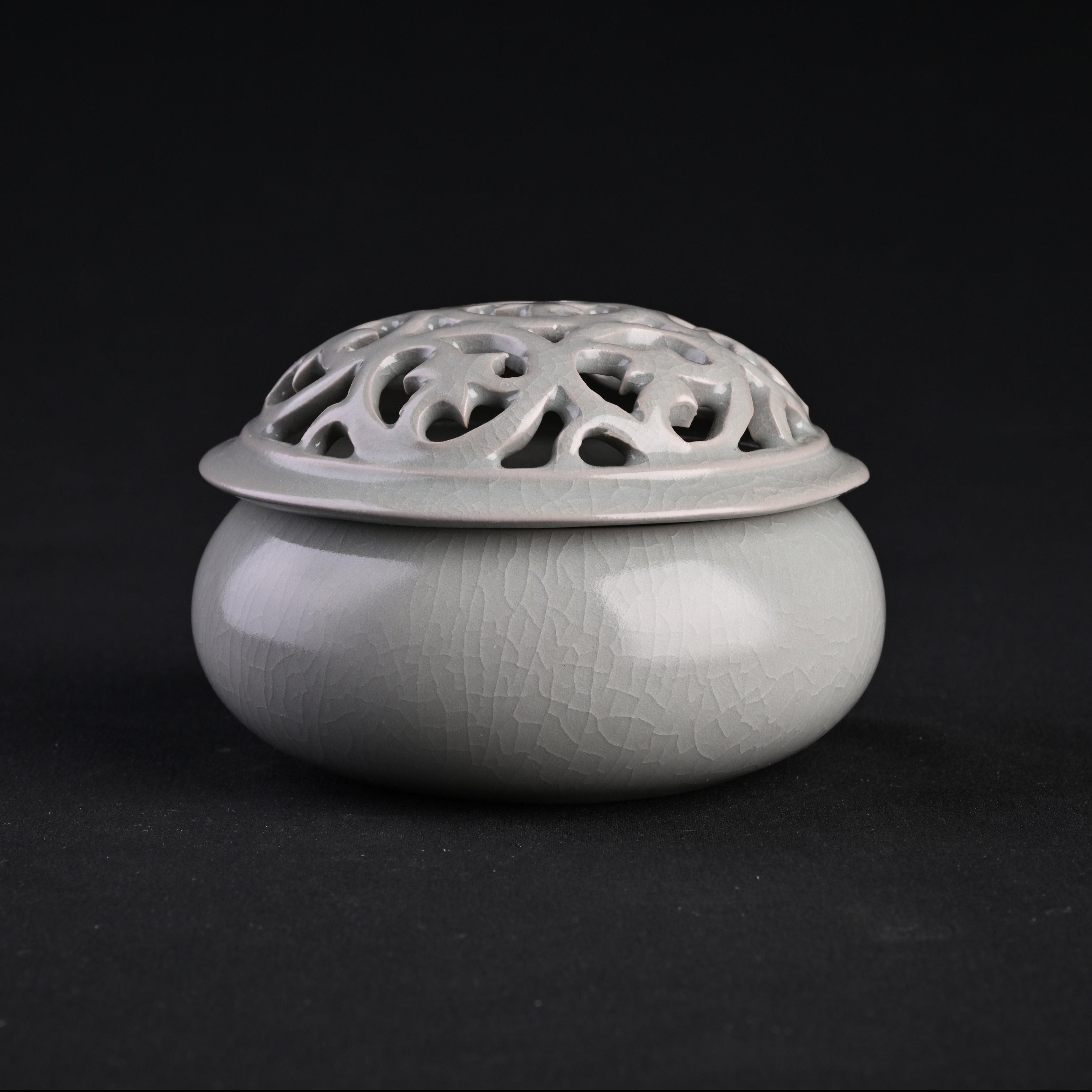 Re-fired Moon White Glaze Grass-Pattern Incense Burner