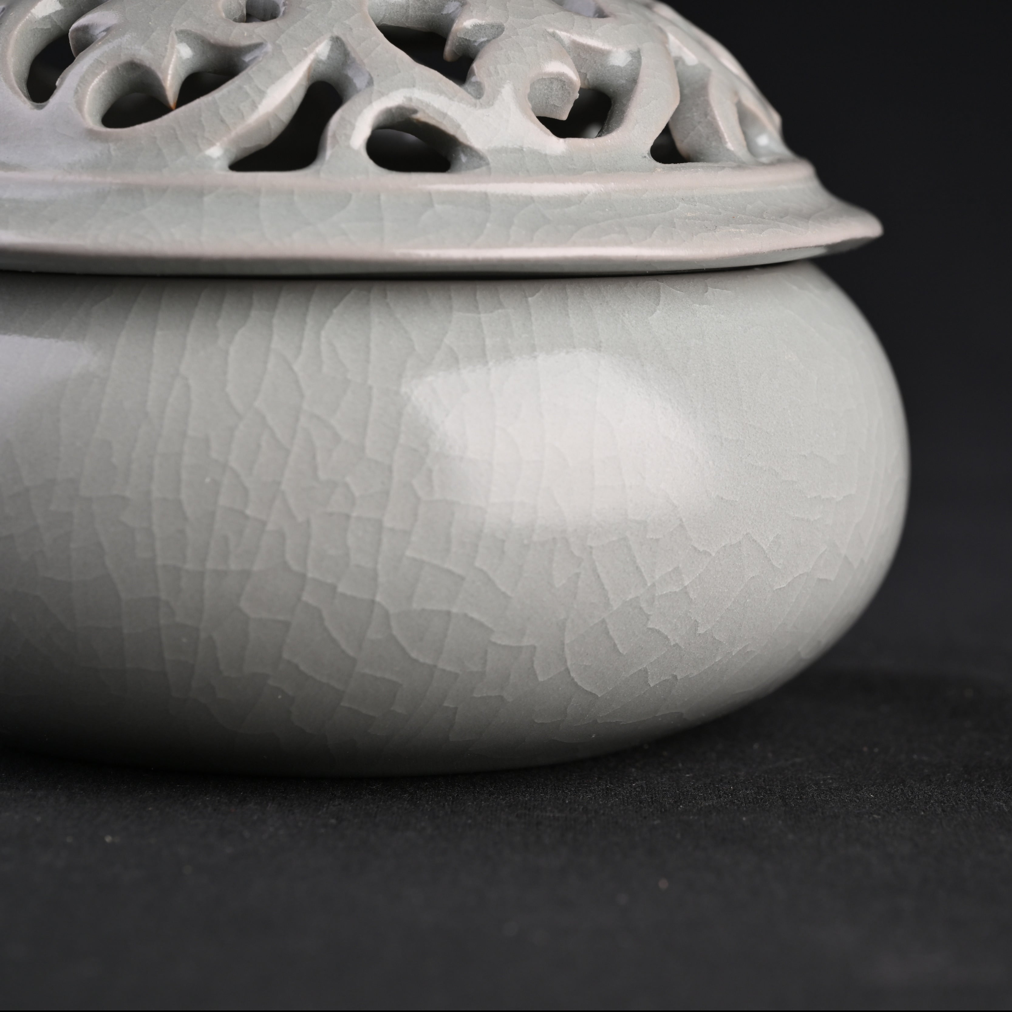 Re-fired Moon White Glaze Grass-Pattern Incense Burner