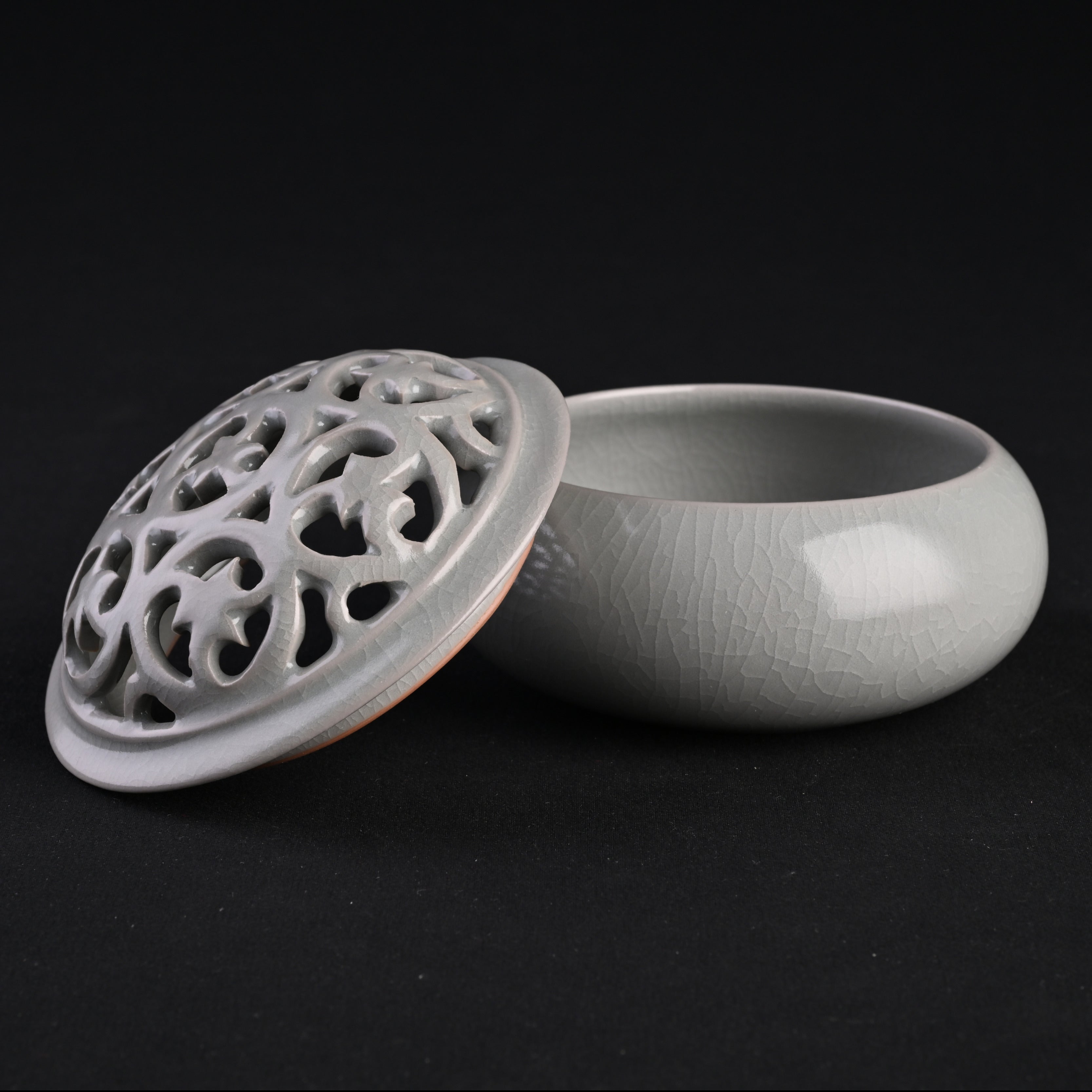 Re-fired Moon White Glaze Grass-Pattern Incense Burner