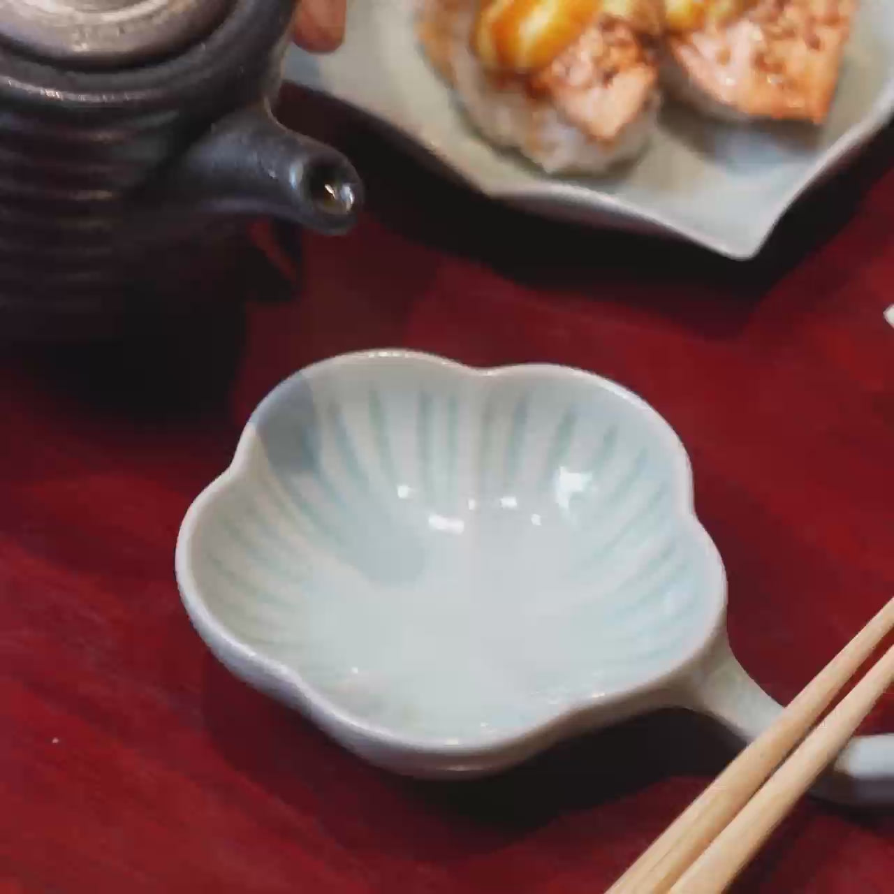 動画を読み込む天然鉱物 青緑釉 蓮の葉小皿